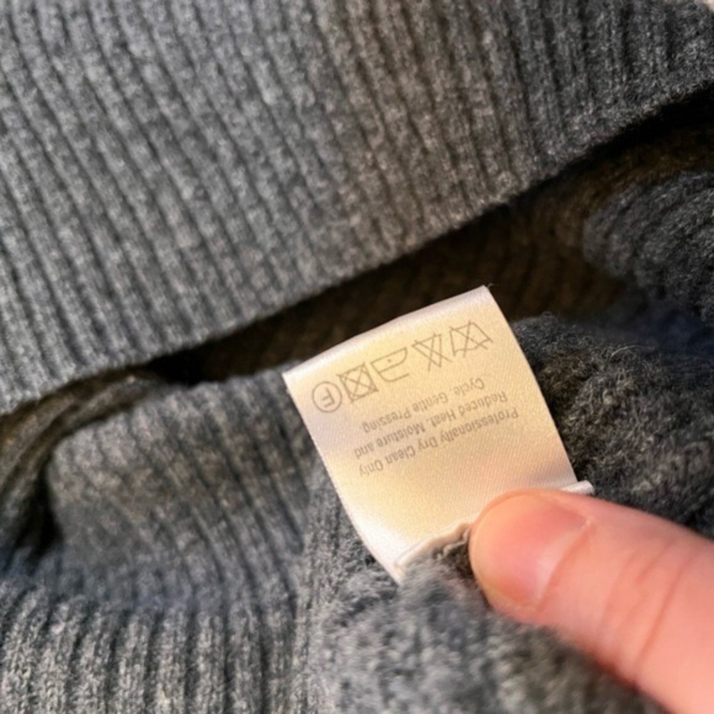 DKNY Gray and Black Lambswool V-Neck Sweater – Men's - Picture 5 of 5